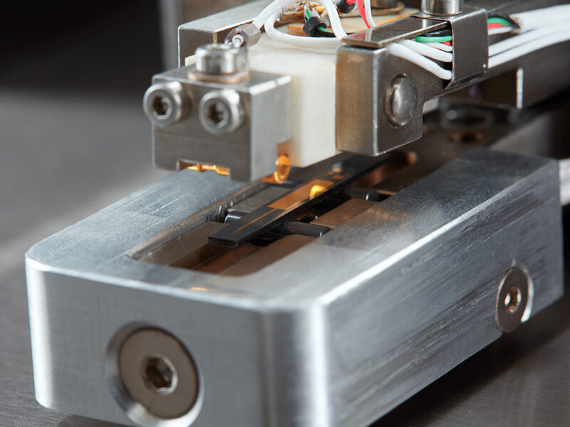 Contact point of the bending sample with heater